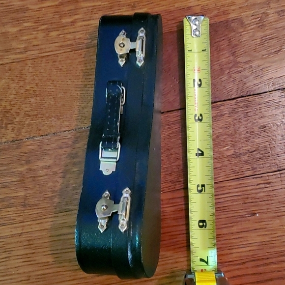 7 Inch Guitar Case - Picture 2 of 6